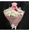 букет из белых кустовых хризантем с розовым медвежонком и красным сердцем.