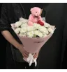 букет из белых кустовых хризантем с розовым медвежонком и красным сердцем.