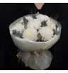 букет из 7 белых одноголовых хризантем с эвкалиптом и стифой.