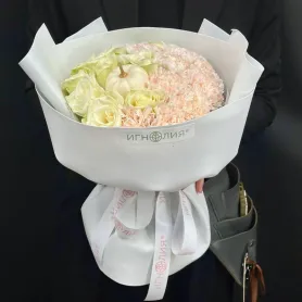 светлый букет из кремовых роз и персиковых гвоздик с белой декоративной тыквой