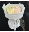 светлый букет из кремовых роз и персиковых гвоздик с белой декоративной тыквой