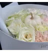 светлый букет из кремовых роз и персиковых гвоздик с белой декоративной тыквой