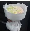 светлый букет из кремовых роз и персиковых гвоздик с белой декоративной тыквой