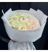 светлый букет из кремовых роз и персиковых гвоздик с белой декоративной тыквой