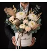композиция из белых хризантем, кремовых гвоздик, эвкалипта и белой декоративной тыквы в коробке