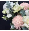 композиция из белых и розовых одноголовых хризантем, кремовых роз и белой эустомы с эвкалиптом в корзине