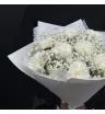 белые гвоздики и белая гипсофила в белой упаковке
