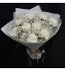 белые гвоздики и белая гипсофила в белой упаковке