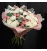 букет из белых кустовых хризантем и розовых кустовых роз с эвкалиптом