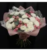 букет из белых кустовых хризантем и розовых кустовых роз с эвкалиптом