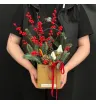 композиция из красного илекса, нобилиса, шишек и двух декоративных домиков в коробке