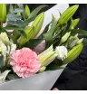 букет из розовых и белых гортензий, белых лилий в бутонах, белой эустомы, розовых гвоздик с эвкалиптом