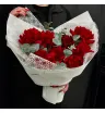 букет из 9 красных французских роз с эвкалиптом