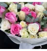33 розовые и белые кенийские розы с эвкалиптом
