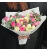 33 розовые и белые кенийские розы с эвкалиптом
