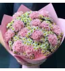 букет из розовых гвоздик и белых ромашек