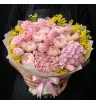 розовые ранункулюсы, розовые тюльпаны и розовая гортензия с жёлтой мимозой