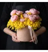 композиция из розовых ранункулюсов и мимозы в коробке