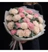 25 розовых и кремовых гвоздик с эвкалиптом