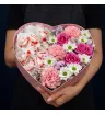 композиция из розовых роз, розовых гвоздик, белых кустовых хризантем, сиреневой альстромерии и конфет Raffaello в коробке в форме сердца