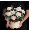 композиция из кремовых гвоздик с эвкалиптом в коробке
