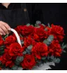 25 красных французских роз с эвкалиптом в корзине