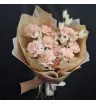 букет из кремовых гвоздик и белых сухоцветов