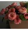 оранжевые розы с зеленью в коробке