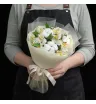 букет из белых альстромерий и хлопка