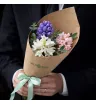 белый,розовый и сиреневый гиацинт с эвкалиптом в букете