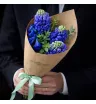букет из трёх синих гиацинтов