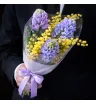 три сиреневых гиацинта с мимозой в букете