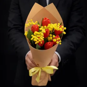 букет из семи красных тюльпанов и мимозы