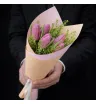 букет из пяти розовых тюльпанов и декоративной зелени