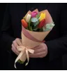 букет из пяти разноцветных тюльпана и эвкалипта