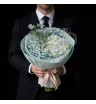 букет из голубой гортензии и гипсофилы
