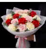 21 красная, кремовая и розовая французская роза с эвкалиптом