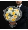 букет из жёлтых роз и белых кустовых хризантем с эвкалиптом
