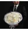 белые французские розы и белые гвоздики В букете