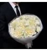 белые французские розы и белые гвоздики В букете
