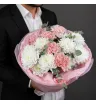 букет из белых хризантем и розовых гвоздик с эвкалиптом
