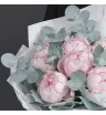 букет из семи розовых пионов и эвкалипта