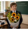 букет из желтых подсолнухов с белыми гвоздиками,ромашками и солидаго