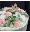 букет из белых кустовых хризантем и розовых гвоздик в зеленью