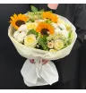 букет из жёлтых подсолнухов, кремовых роз, белых хризантем, ромашек и зелени
