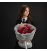 13 одноголовых роз разных оттенков с декоративной зеленью и сухоцветами