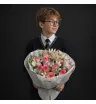 13 одноголовых роз разных оттенков с декоративной зеленью и сухоцветами