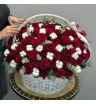 композиция из красных роз, хлопка и эвкалипта в белой корзине