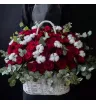 композиция из красных роз, хлопка и эвкалипта в белой корзине