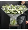 букет из 15 белых эустом и эвкалипта в светлой упаковке
